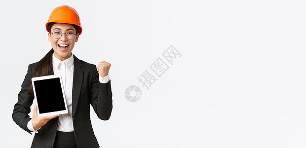 女西裝的優雅轉身 房地產經紀服務中的專業形象與信任構建